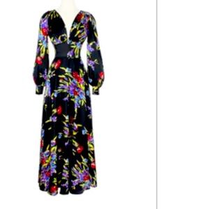 Stretch rayon satin
Gathered Sleeves with fitted cuffs, pockets, circle skirt